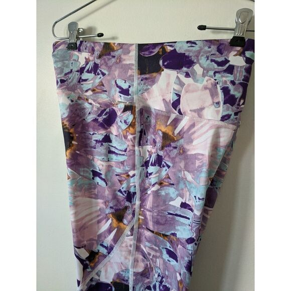 Champion Abstract Floral Compression Capri Legging - Picture 4 of 6
